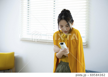 エアコンと女性 69584362