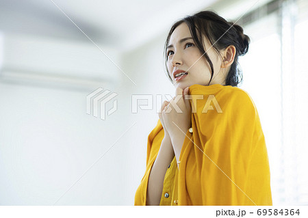 エアコンと女性 エアコンと女性 69584364