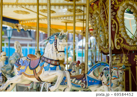 レトロな木製のメリーゴーランド 遊園地 の写真素材 [69584452