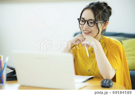女性　テレワーク　パソコン　スマホ 69584589