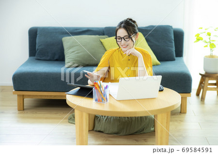 女性 テレワーク パソコン スマホ 女性 テレワーク パソコン スマホ 69584591