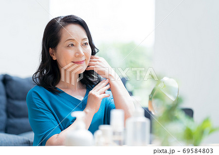 シニア女性、美容 シニア女性、美容 69584803