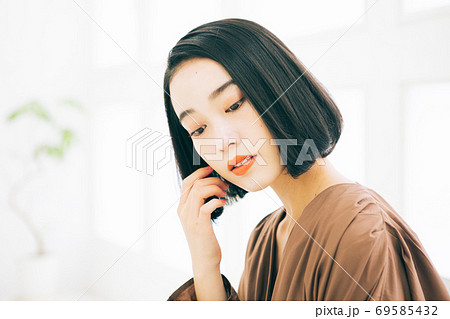 若い女性のヘアスタイルイメージ(ショートヘア、ボブ、ミディアムヘア) 若い女性のヘアスタイルイメージ(ショートヘア、ボブ、ミディアムヘア) 69585432