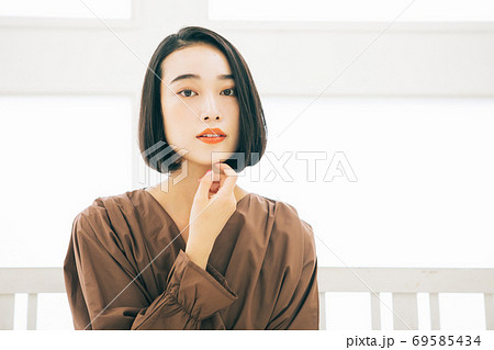 若い女性のヘアスタイルイメージ（ショートヘア、ボブ、ミディアムヘア） 69585434