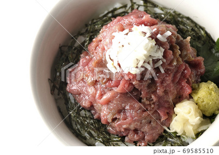 ガリとわさびも一緒に乗っている刻み海苔を敷いた山盛り鮪の中落ち丼（白背景、俯瞰） 69585510