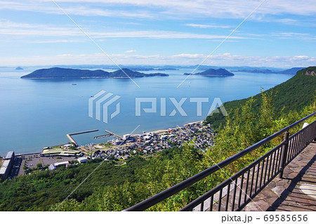 香川県高松市屋島　獅子の霊巌展望台から見た女木島（鬼ヶ島）と男木島 69585656