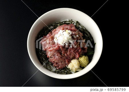 ガリとワサビも一緒に乗っている刻み海苔を敷いた山盛り鮪のすき身丼(黒背景、俯瞰) ガリとワサビも一緒に乗っている刻み海苔を敷いた山盛り鮪のすき身丼(黒背景、俯瞰) 69585799