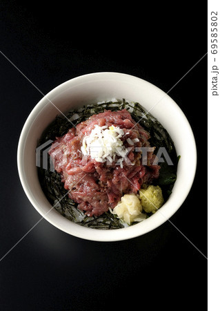 ガリとワサビも一緒に乗っている刻み海苔を敷いた山盛り鮪のすき身丼(黒背景、俯瞰) ガリとワサビも一緒に乗っている刻み海苔を敷いた山盛り鮪のすき身丼(黒背景、俯瞰) 69585802