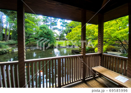小屋からの日本庭園の風景 小屋からの日本庭園の風景 69585996