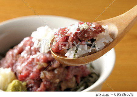 がりと山葵も一緒に乗っている刻み海苔を敷いた山盛り鮪のすき身丼を食べる 69586079