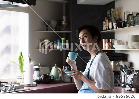 キッチンでコーヒーを飲む男性 キッチンでコーヒーを飲む男性 69586626