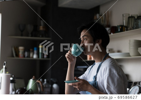 キッチンでコーヒーを飲む男性 キッチンでコーヒーを飲む男性 69586627