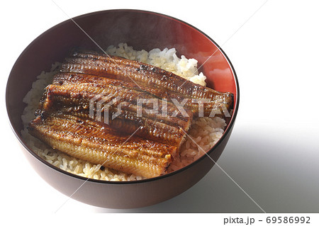 1匹分の鰻の蒲焼きが乗った出来立て鰻丼(白背景) 1匹分の鰻の蒲焼きが乗った出来立て鰻丼(白背景) 69586992