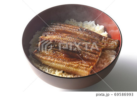 1匹分の鰻の蒲焼きが乗った出来立て鰻丼（白背景） 69586993