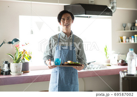 キッチンで朝食を準備する男性 キッチンで朝食を準備する男性 69587002