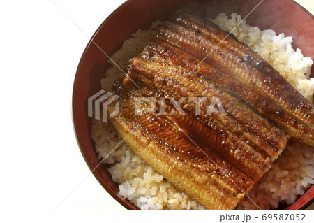 1匹分の鰻の蒲焼きが乗ったシンプルな鰻丼（俯瞰） 69587052