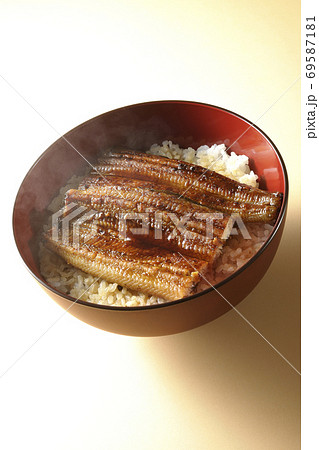 1匹分の鰻の蒲焼きが乗った熱々な鰻丼 1匹分の鰻の蒲焼きが乗った熱々な鰻丼 69587181