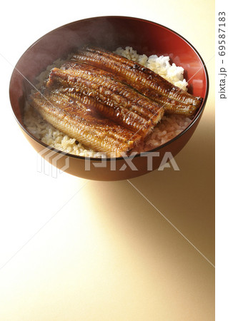 1匹分の鰻の蒲焼きが乗った熱々な鰻丼 69587183