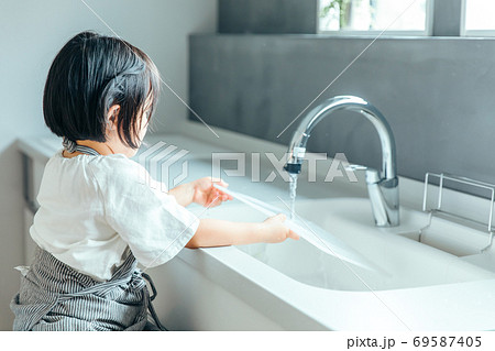 綺麗なキッチンで女の子がまな板を洗っている kitchen girl wash 綺麗なキッチンで女の子がまな板を洗っている kitchen girl wash 69587405