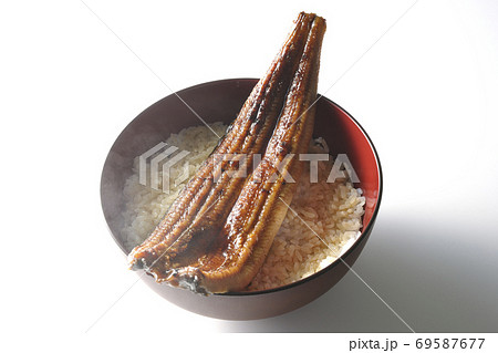 白背景で撮影した鰻の蒲焼きが丸ごと一匹乗った熱々鰻丼 白背景で撮影した鰻の蒲焼きが丸ごと一匹乗った熱々鰻丼 69587677