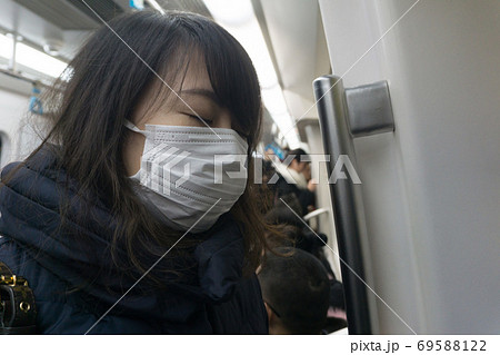 マスク着用の女性 電車内 マスク着用の女性 電車内 69588122
