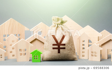 Yen Yuan money bag and a city of house figures. Buying real estate, fair price. City municipal budget. Development and renovation of buildings. Investments. Cost of living in town. Property tax. Yen Yuan money bag and a city of house figures. Buying real estate, fair price. City municipal budget. Development and renovation of buildings. Investments. Cost of living in town. Property tax. 69588306