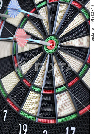 ダーツ ダーツボード 矢 ダーツイメージの写真素材