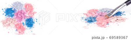 Professional make-up brush on eyeshadows palette 69589367