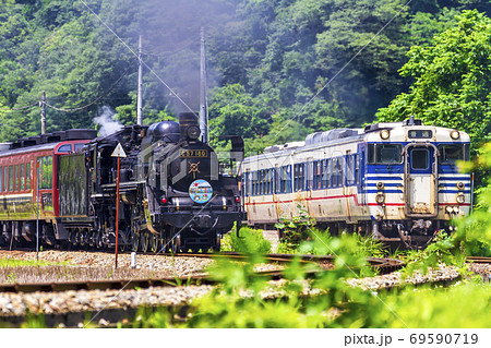 SLばんえつ物語と並んだキハ 新潟県阿賀町 SLばんえつ物語と並んだキハ 新潟県阿賀町 69590719