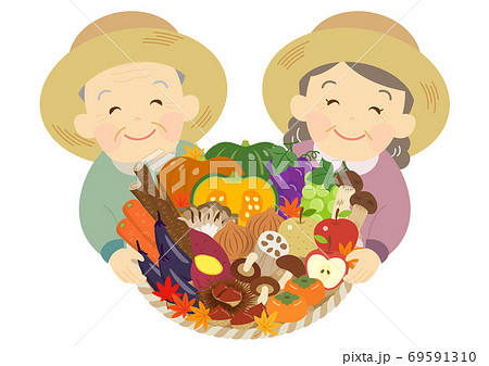 秋野菜と果物を持つ、麦わら帽子の老夫婦 69591310