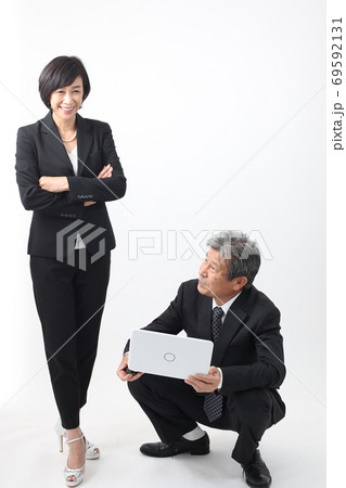 会社での日常シーン集 （上司と部下）二人に会話 やりとり ビジネスシーン 69592131
