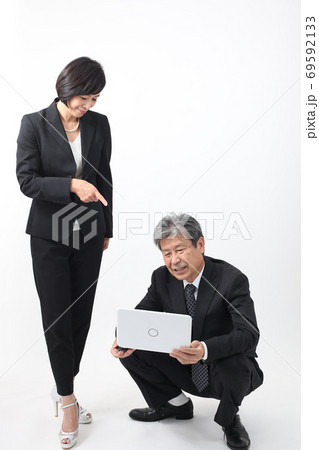 会社での日常シーン集 （上司と部下）二人に会話 やりとり ビジネスシーン 69592133
