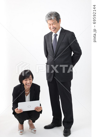 会社での日常シーン集 （上司と部下）二人に会話 やりとり ビジネスシーン 69592144