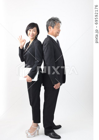 会社での日常シーン集 （上司と部下）二人に会話 やりとり ビジネスシーン 69592176