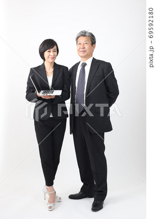 会社での日常シーン集 （上司と部下）二人に会話 やりとり ビジネスシーン 69592180