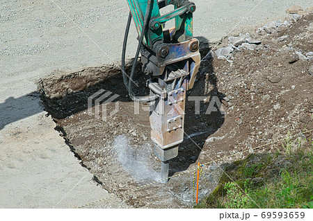 道路工事　油圧ブレーカの斫り作業 69593659