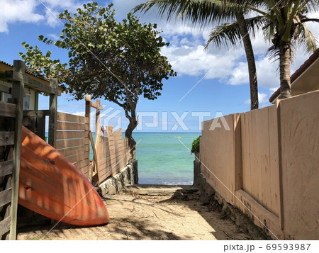 海へと続く路地裏 69593987