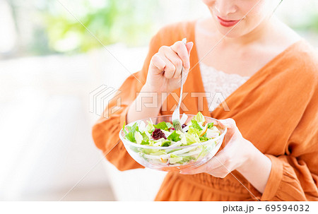 サラダを食べるミドルの女性 サラダを食べるミドルの女性 69594032