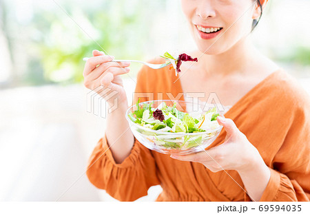 サラダを食べるミドルの女性 69594035