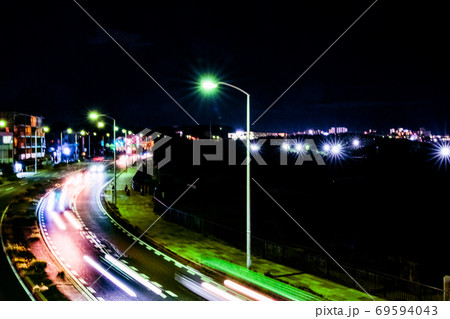 夜の街を走る車のスピード感 カーブの写真素材