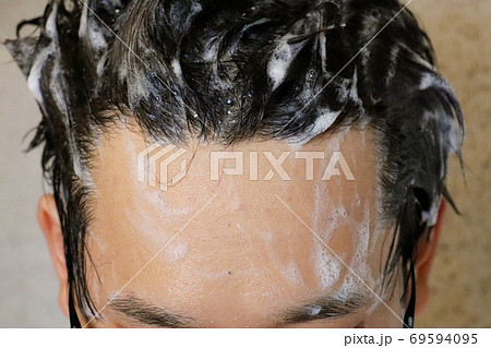 シャンプー中の日本人男性 69594095