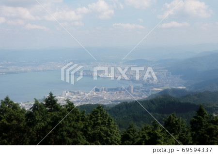 比叡山山頂：ガーデンミユージアム比叡：展望：青い空白き雲：琵琶湖の景色 69594337