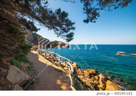 Dirt path by the sea Dirt path by the sea 69595191
