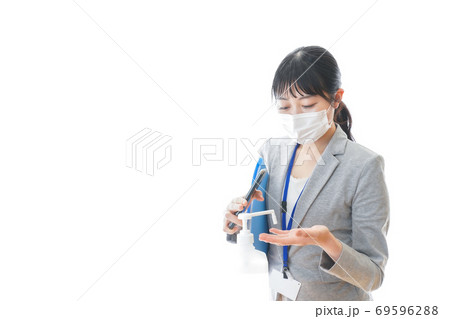手の消毒をする若いビジネスパーソン 69596288