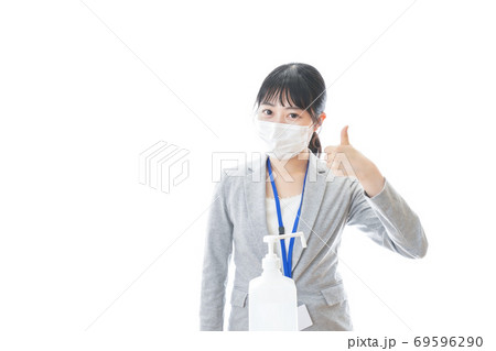 手の消毒をする若いビジネスパーソン 69596290