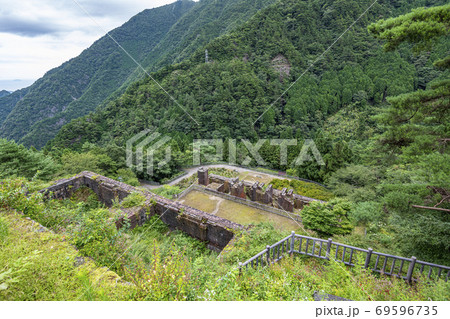 愛媛県新居浜市　東洋のマチュピチュこと旧別子銅山東平地区　東平貯鉱庫跡 69596735
