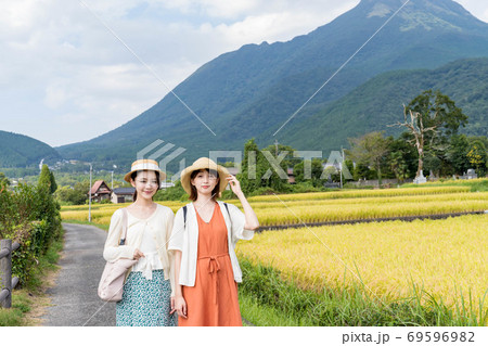 女子旅で湯布院の田園風景を散策する若い女性と友達 【9月】 69596982