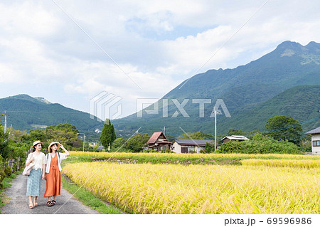 女子旅で湯布院の田園風景を散策する若い女性と友達 【9月】 女子旅で湯布院の田園風景を散策する若い女性と友達 【9月】 69596986