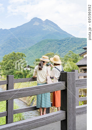 女子旅で由布岳をスマホで撮影する若い女性と友達 【9月】 女子旅で由布岳をスマホで撮影する若い女性と友達 【9月】 69596992