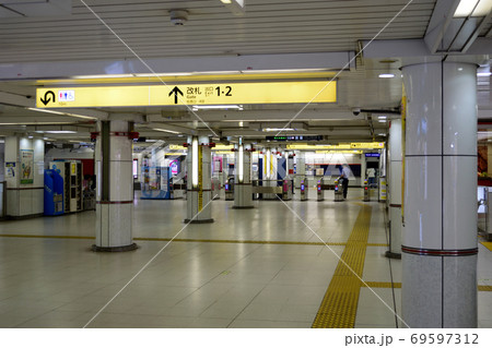 東京メトロ 丸ノ内線 西新宿駅と改札 69597312